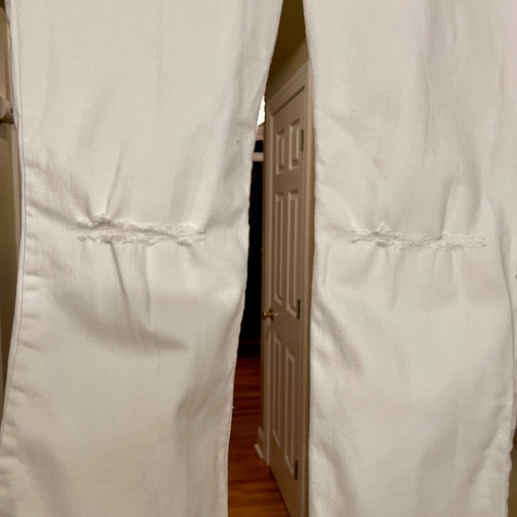 EUC Women's Old Navy Mid-Rise Flare Cropped Frayed White Jeans Size 10 Short - Picture 3 of 5